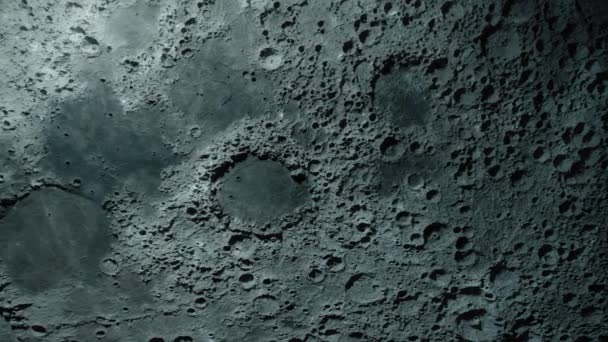 달의 표면을 근접 촬영하는 작업이 진행되었습니다. 3d 애니메이션. NASA 가 제공 한 이형상의 요소들 — 비디오