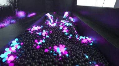 Fütürist bir odada rastgele parlayan mavi mor kürelerin soyut bulutu. Kavramsal teknoloji iş kompozisyonu. 3d canlandırma
