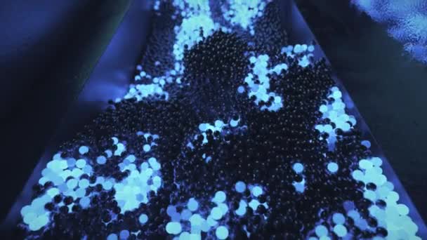 Nube abstracta de esferas azules aleatoriamente brillantes en una habitación futurista. Composición de negocio de tecnología conceptual. animación 3d — Vídeos de Stock