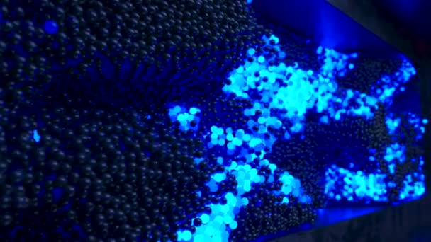 Абстрактное облако случайно светящихся голубых сфер в футуристической комнате. Концептуальные технологии бизнес-композиции. 3d анимация — стоковое видео