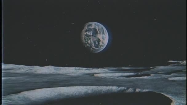 Widok planety Ziemia z powierzchni Księżyca. Przestrzeń bez powietrza. Symulowany lot drona. Efekt starej taśmy i zniekształconych danych. — Wideo stockowe