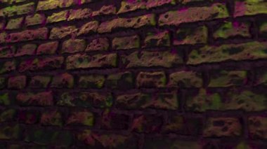 Neon ışıklı boş tuğla duvar, kopyalama alanı. Duvarın arka planında ışık efekti. Modern ışık tayfı. Boş arkaplan.