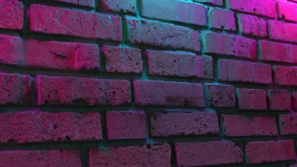 Mur de briques vide avec néon, espace de copie. Effet de lumière sur un fond de mur de briques. Spectre lumineux moderne. Fond vide. — Video
