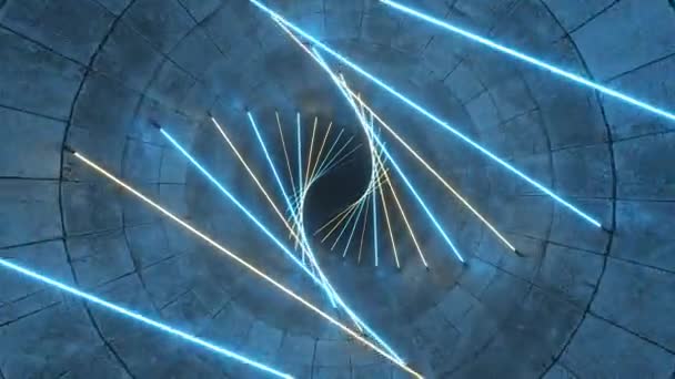 Létání v betonovém tunelu s neonovým osvětlením. Halogenové lampy. Abstraktní pozadí. Moderní modré žluté světelné spektrum. 3D animace — Stock video