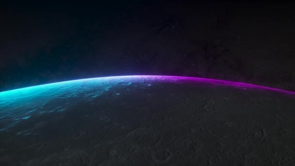 Фантастический неоновый восход солнца на луне из космоса. Вращение Луны. Современное ультрафиолетовое освещение. Синий фиолетовый спектр света. Звезды и пространство. 3d анимация — стоковое видео