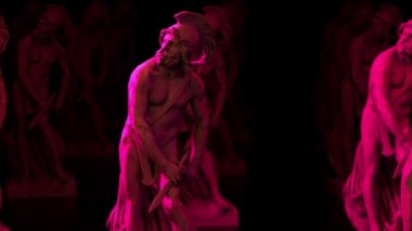 Filozof heykeli neon ışığıyla aydınlatılır. Müze sanat eseri 3 boyutlu taramayla elde edildi. Retro fütüristik tasarım. 3d oylama