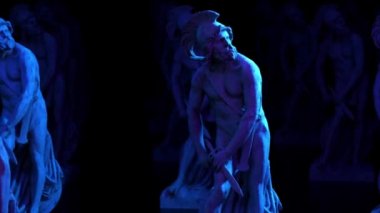 Filozof heykeli neon ışığıyla aydınlatılır. Müze sanat eseri 3 boyutlu taramayla elde edildi. Retro fütüristik tasarım. 3d oylama