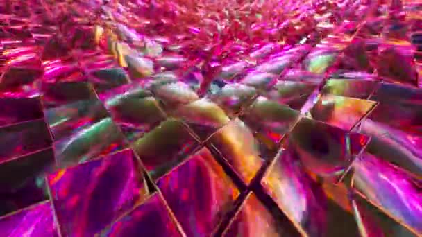 Abstracte achtergrond van reflecterende holografische kubussen die een golfoppervlak creëren. Moderne neon verlichting, trendy achtergrond. 3d animatie van naadloze lus — Stockvideo