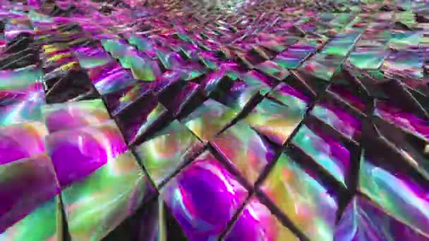 Abstracte achtergrond van reflecterende holografische kubussen die een golfoppervlak creëren. Moderne neon verlichting, trendy achtergrond. 3d animatie van naadloze lus — Stockvideo