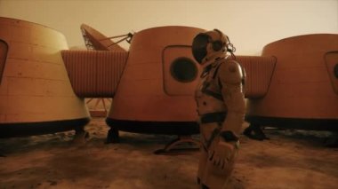Mars gezegenindeki astronot, üssünün etrafından dolanıyor. Astronot üs boyunca yürüyor. Küçük bir toz fırtınası. Uydu anten yere veri gönderiyor. Gerçekçi 3 boyutlu animasyon