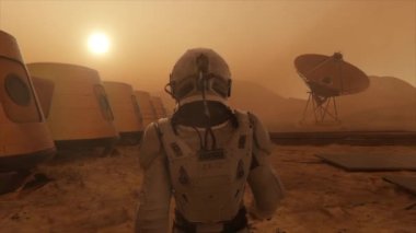 Mars gezegenindeki astronot, üssünün etrafından dolanıyor. Astronot üs boyunca yürüyor. Küçük bir toz fırtınası. Uydu anten yere veri gönderiyor. Gerçekçi 3 boyutlu animasyon