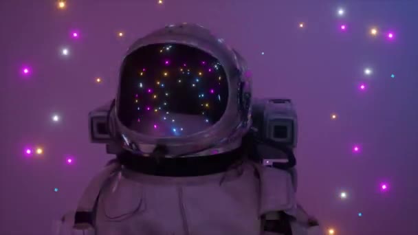 Astronauta rodeado de luces de neón intermitentes. Concepto de música y discoteca. animación 3d de un bucle sin costuras — Vídeo de stock