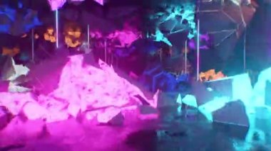 Ethereum şifreleme madeni parasının logoları çözülüyor ve kurtarılıyor. Neon ışıklı fantastik yıkım konsepti. Kusursuz döngülerin 3D animasyonu