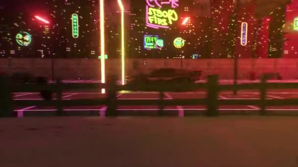 Auto e città in stile neon cyberpunk. 80s retrowave sfondo animazione 3d. Retro futuristica auto guidare attraverso la città al neon. Rendering 3d dell'anello senza saldatura — Video Stock