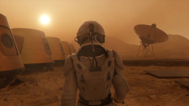 Mars gezegenindeki astronot, üssünün etrafından dolanıyor. Astronot üs boyunca yürüyor. Küçük bir toz fırtınası. Uydu anten yere veri gönderiyor. 3B illüstrasyon