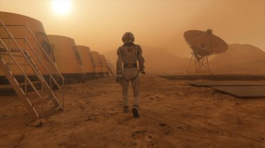 Mars gezegenindeki astronot, üssünün etrafından dolanıyor. Astronot üs boyunca yürüyor. Küçük bir toz fırtınası. Uydu anten yere veri gönderiyor. 3B illüstrasyon