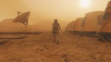 Mars gezegenindeki astronot, üssünün etrafından dolanıyor. Astronot üs boyunca yürüyor. Küçük bir toz fırtınası. Uydu anten yere veri gönderiyor. 3B illüstrasyon