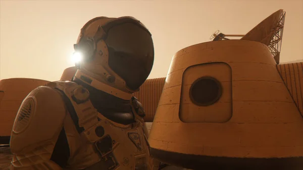 Astronaute Sur Planète Mars Faisant Détour Autour Base Astronaute Marchant — Photo