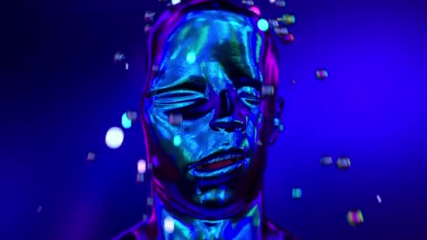 Vicces 3D animáció egy ráncos puha fém arcról. Az emberi króm arc összegyűrődött. Pihenés és pihenés koncepció. Gömbök zuhanyoznak a fejemre. 3d renderelés zökkenőmentes hurok. — Stock videók