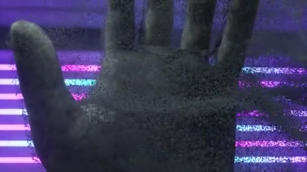 Een stenen menselijke hand die miljoenen deeltjesstromen uitzendt in een toekomstige sci-fi ruimte met moderne neon verlichting. Abstract 3d animatie — Stockvideo