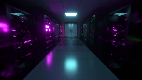 データセンターサーバールームのガラスパネルの後ろのデータサーバーへのデジタルデータ伝送。高速デジタルライン. — ストック動画