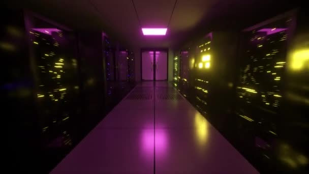 Trasmissione digitale dei dati ai server dati dietro pannelli di vetro in una sala server del data center. Linee digitali ad alta velocità. — Video Stock