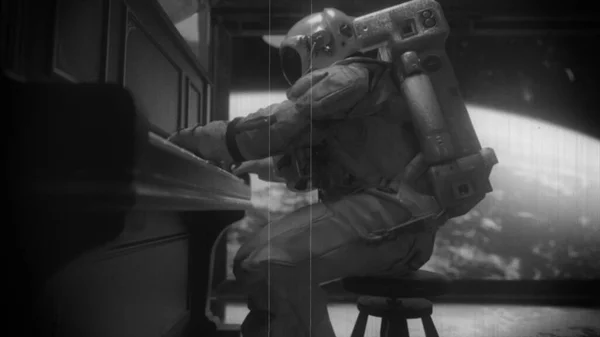 Astronaute Dans Une Combinaison Spatiale Joue Piano Dans Vaisseau Spatial — Photo