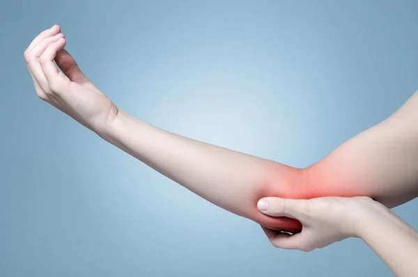 Ręka z bólem łokcia — Zdjęcie stockowe