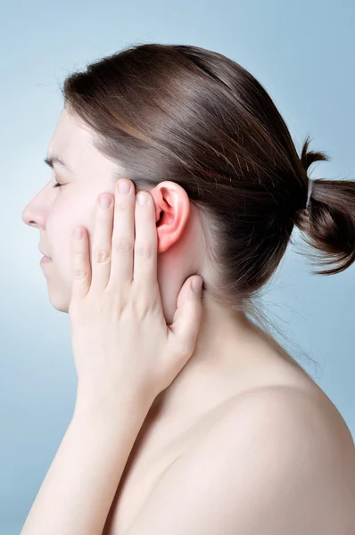 Mujer joven con inflamación del oído — Foto de Stock
