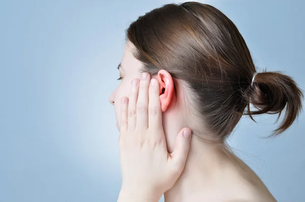 Kvinna med öron inflammation Stockbild