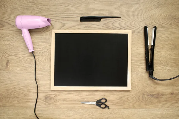 Accessoires de coiffure avec tableau noir sur fond en bois — Photo