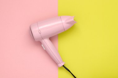 Pembe saçlı pembe ve Sarı zemin üzerine kurutma makinesi