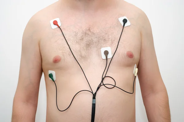 Homem usando holter monitor — Fotografia de Stock