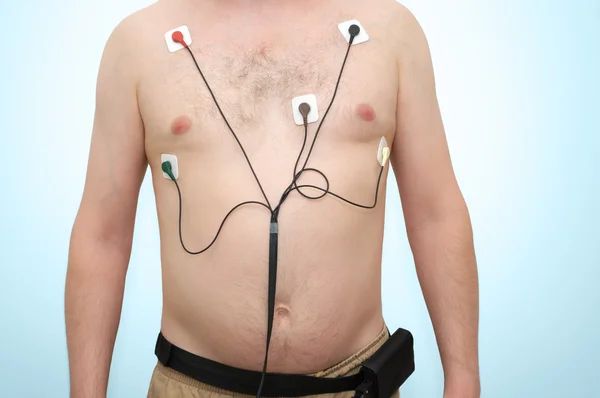 Homem usando holter monitor — Fotografia de Stock