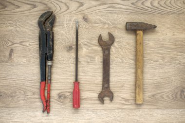 Ahşap arkaplanda eski araçlar