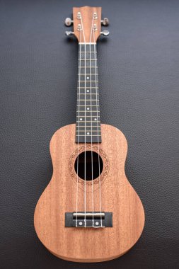 Siyah arka planda kahverengi soprano ukulele