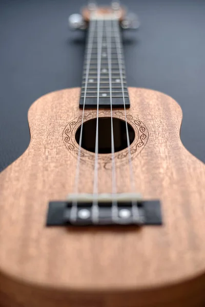 Kahverengi ukulele siyah arkaplan ve sığ alan def — Stok fotoğraf