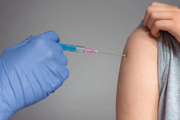 Il dottore si prepara a vaccinare il paziente. — Foto Stock