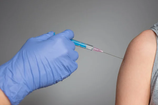 El médico se prepara para vacunar al paciente. —  Fotos de Stock