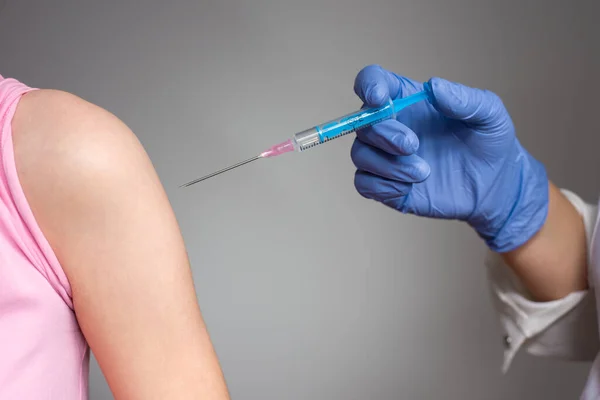 Il dottore si prepara a vaccinare il paziente. — Foto Stock