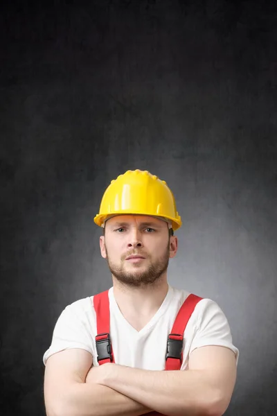 Obrero de la construcción molesto con los brazos cruzados — Foto de Stock