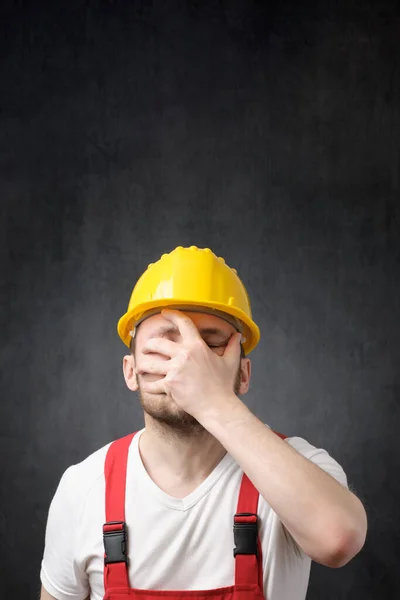 Retrato de un trabajador de la construcción decepcionado — Foto de Stock