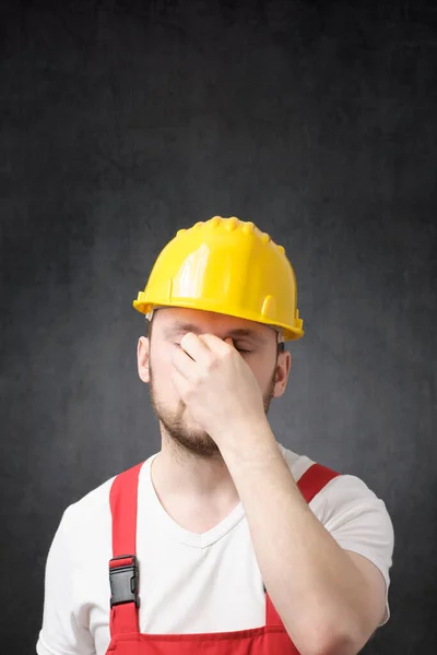 一个疲惫的建筑工人的画像 — 图库照片