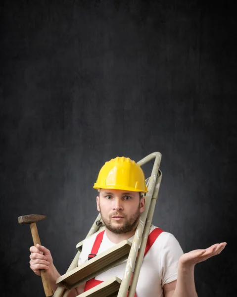 Retrato de un trabajador torpe con herramientas — Foto de Stock