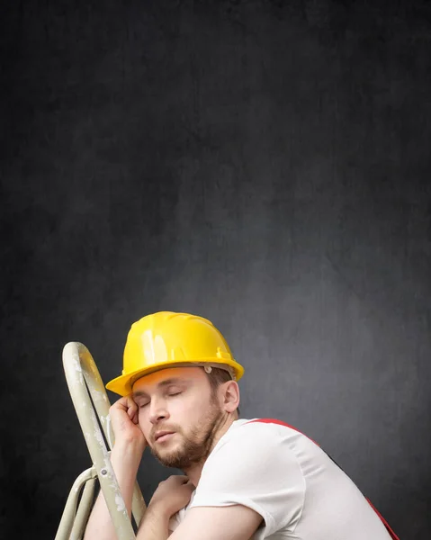 Porträt eines faulen Arbeiters mit Leiter Stockfoto