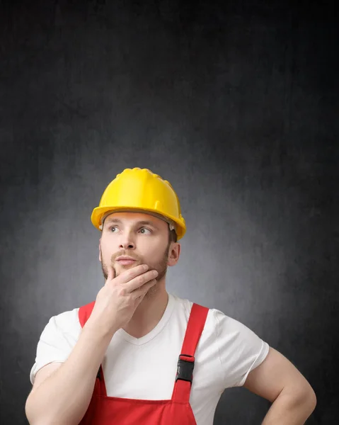 Portret van een doordachte bouwvakker Rechtenvrije Stockfoto's