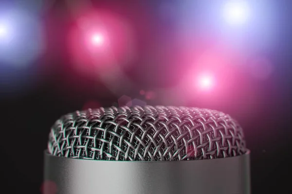 Detailní záběr mikrofonu s barevnými jasnými světly — Stock fotografie