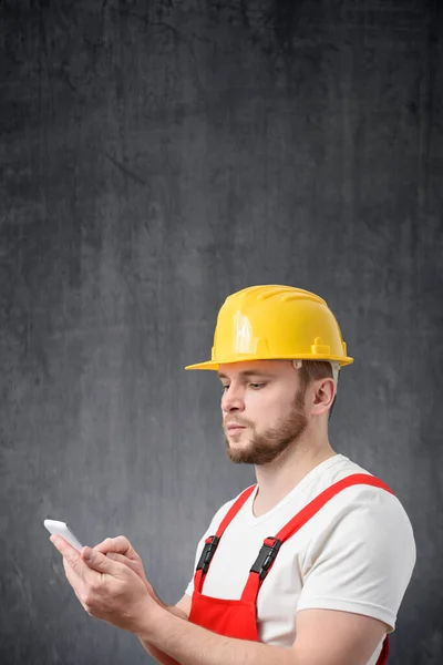 Portrait of a worker using his smartphone — Stock Photo, Image