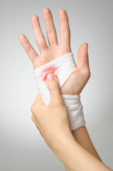 Verletzte Hand mit blutigem Verband — Stockfoto