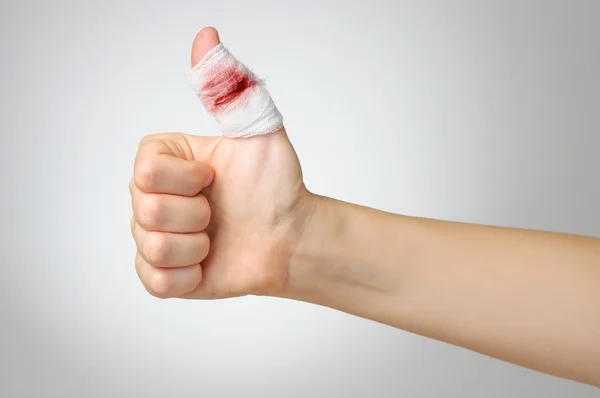 Dedo lesionado con vendaje sangriento —  Fotos de Stock